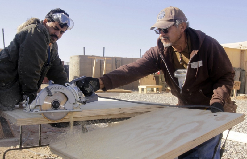 ebeniste-BRUE AURIAC-min_men_working_construction_sawing_wood_building_marines_workers_equipment-1064481