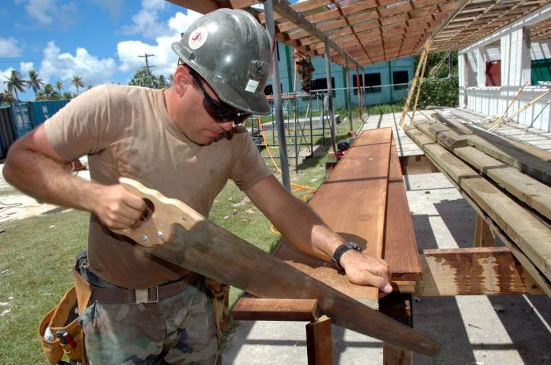 ebeniste-BRUE AURIAC-min_worker_construction_building_carpenter_male_job_build_helmet-893290